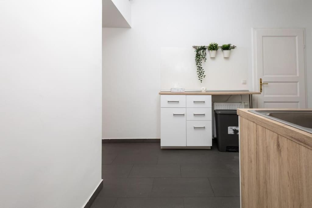 Orestaliving - 2Br On The Danube Canal Vienna Exterior photo